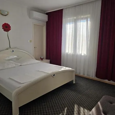 Apartman With Parking Space Palit, Rab - 4983 *
